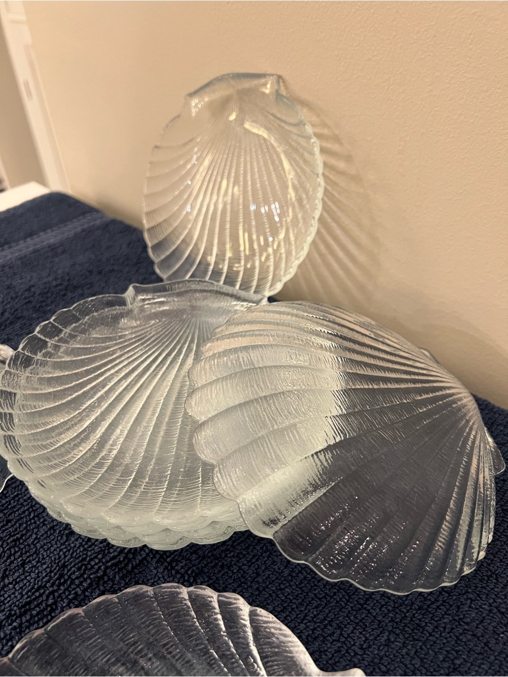 Clear Glass Scallop Shell Dish/Apps Plate Set (Set of 8) - Like New - Picture 3 of 6